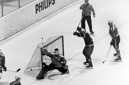 Pucken i mål bakom modos målvakt och jubel i Djurgården