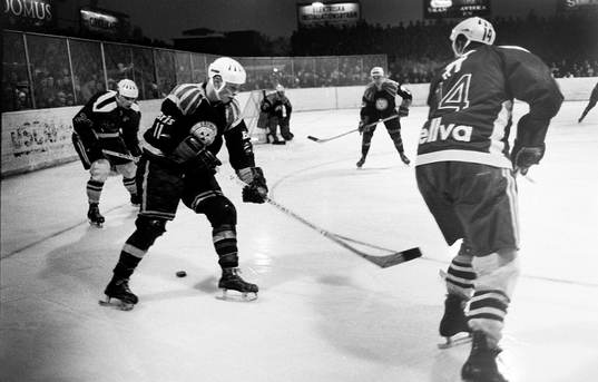 Hans Lindberg, Brynäs vid i kamp om pucken