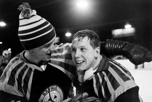 Hans Dahllöf målvakt och Håkan Wickberg, Brynäs jublar