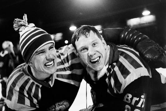 Hans Dahllöf målvakt och Håkan Wickberg, Brynäs jublar