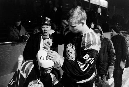 Hans Lindberg, Brynäs skriver autograf