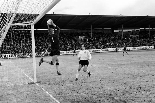 Ronnie Hellström, målvakt i Hammarby plockar ner bollen