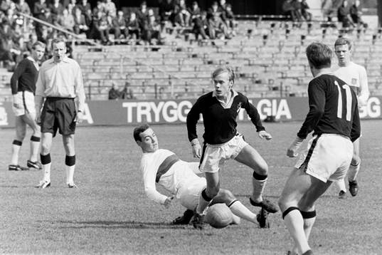 Björn Carlsson, AIK med bollen