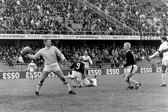 Leif Andersson, målvakt i Gais utmanas av Roland Lundblad,