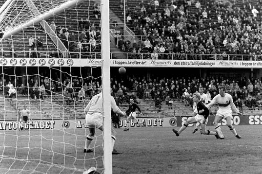 Ett inlägg från Tord Grip, AIK framför Leif Andersson,