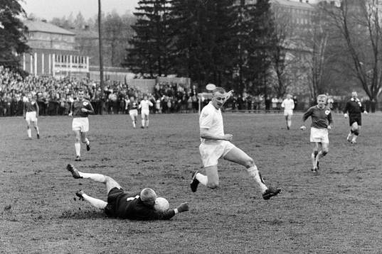 En siriusspelare fri med degerfors målvakt