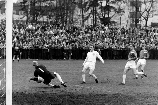 En siriusspelare fri med degerfors målvakt