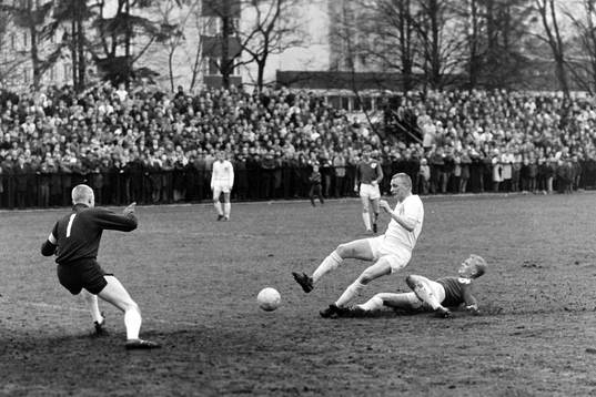 En siriusspelare fri med degerfors målvakt