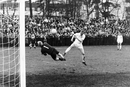 En siriusspelare fri med degerfors målvakt