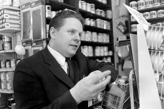 Gösta Sandberg, Djurgården i sin färgaffär  på
