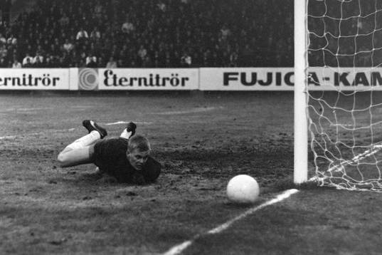 Ronnie Hellström, målvakt i Hammarby ser bollen smita