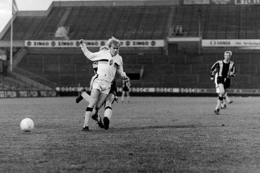 Björn Carlsson, AIK attackeras bakifrån