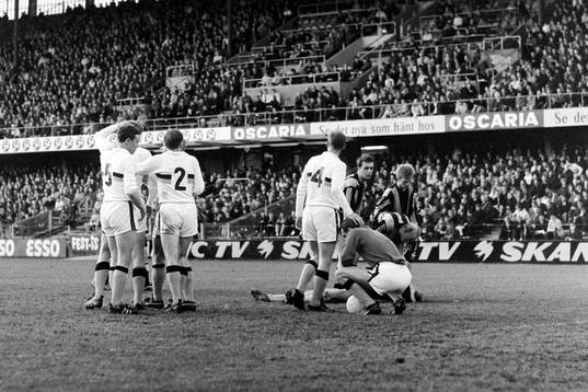 En hammarbyspelare ligger skadad på planen