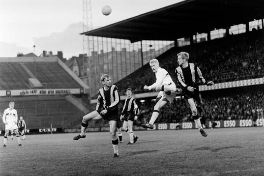 Roland Lundblad, AIK uppvaktas av två hammarbyspelare