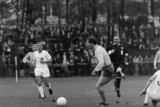 Sveriges Inge Danielsson med bollen