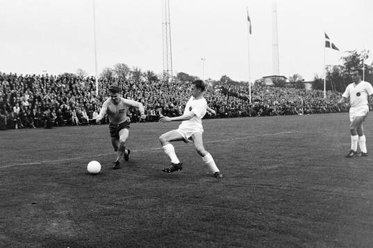 Sveriges Roger Magnusson i dribblingstagen