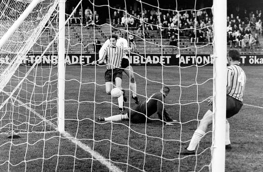Djurgårdens målvakt Ronney Pettersson i aktion