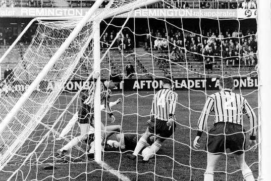 Djurgårdens målvakt Ronney Pettersson i aktion