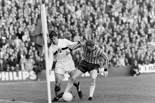 Lennart Backman, AIK till vänster i kamp om bollan