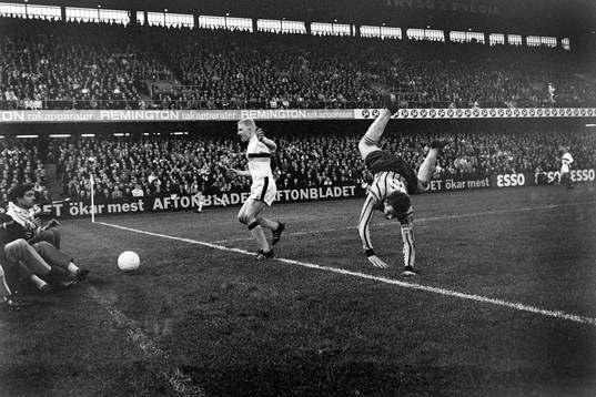 Roland Lundblad, AIK följer bollen till kortlinjen