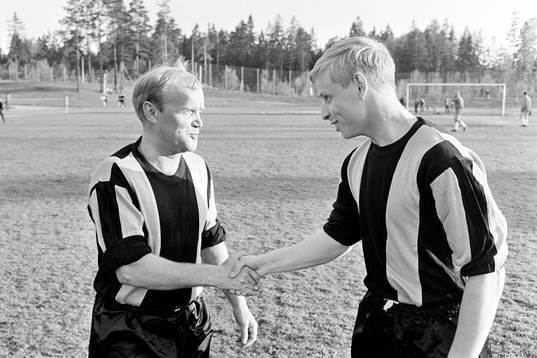 Lennart Skoglund tillsammans ishockeystjärnan Hans