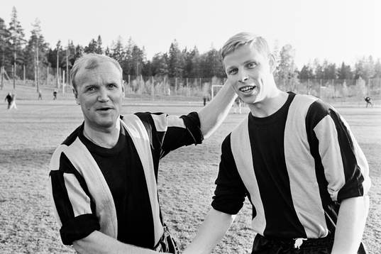 Lennart Skoglund tillsammans ishockeystjärnan Hans