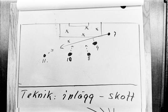 Bertil Lindqvist visar upp taktik och hur man ska spela