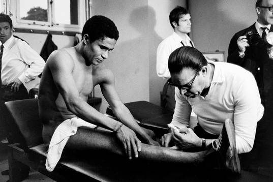 Eusebio, Portugal skadad och får läkarvård