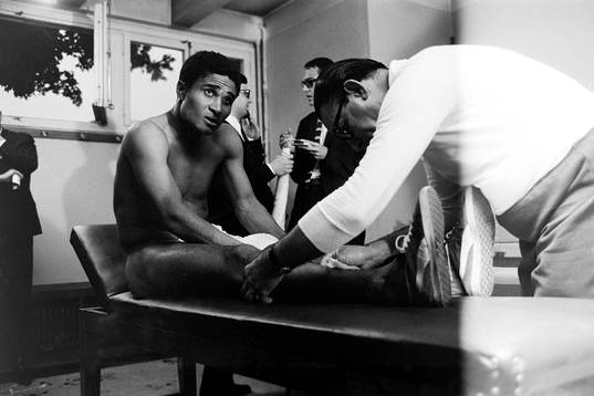 Eusebio, Portugal skadad och får läkarvård