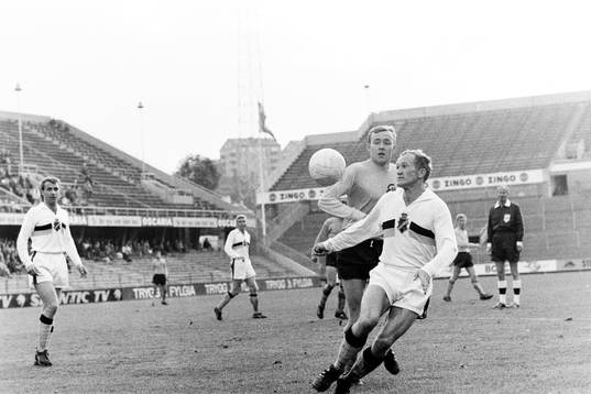 Curt Edenvik, AIK med bollen