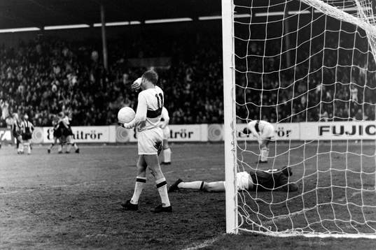 Bollen i mål bakom Leif Andersson, målvakt i Gais
