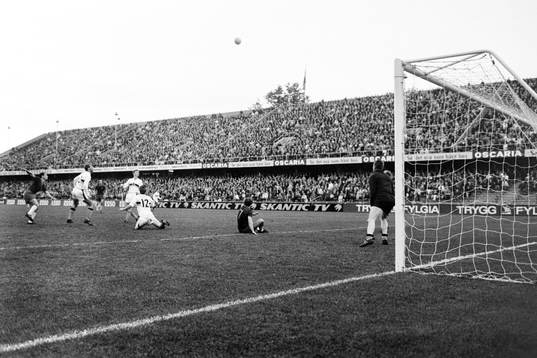 18405 på Råsunda fick se en spännande match