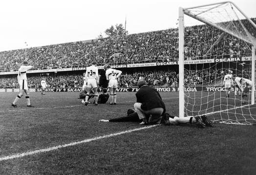 AIK:s målvakt Gunnar Lund har skadat ryggen och får vård