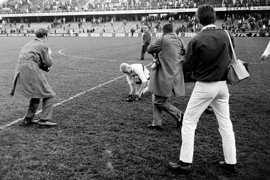 AIK:s Roland Lundblad uppvaktas av fotografer