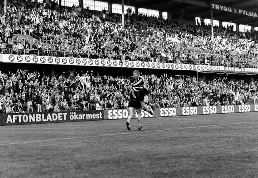 Kenneth Ohlsson hoppar upp i famnen på Rolf Andersson,