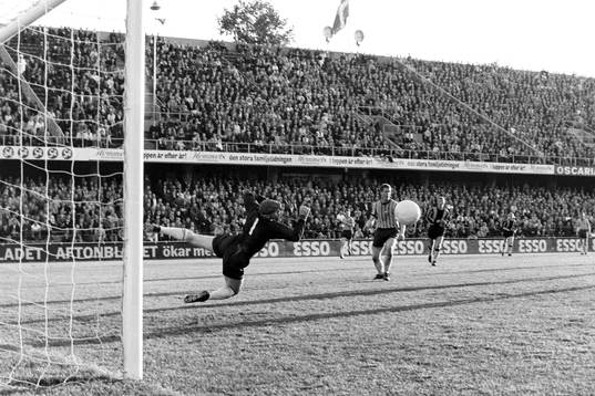 Skott mot Ronney Pettersson, målvakt i Djurgården