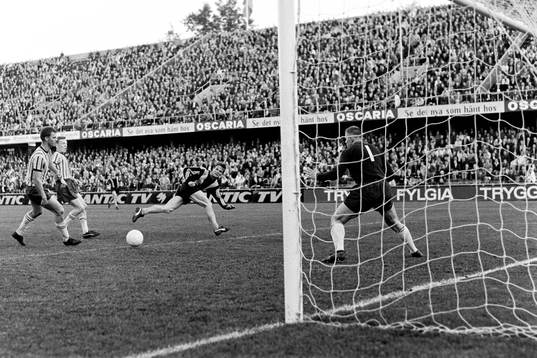 Rolf Andersson gör mål på Ronney Pettersson, målvakt i