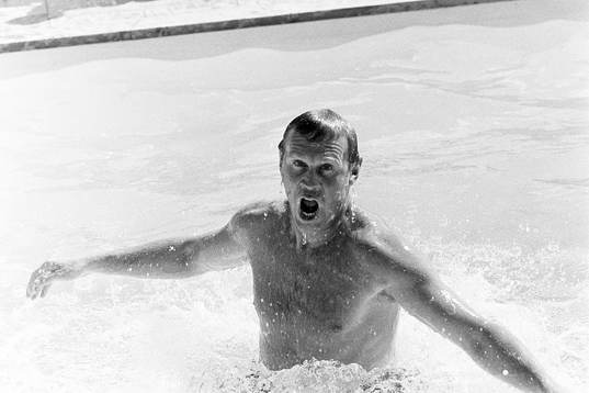 Sven Tumba kopplar av i poolen