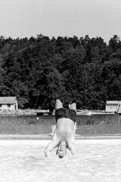 Sven Tumba kopplar av i poolen