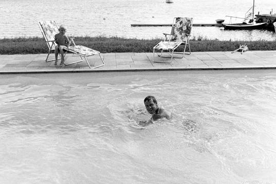 Sven Tumba kopplar av i poolen