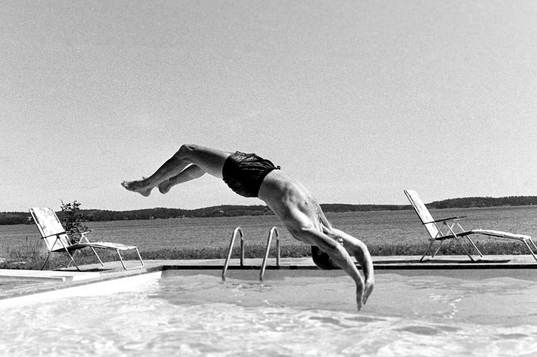Sven Tumba kopplar av i poolen