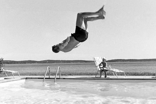 Sven Tumba kopplar av i poolen
