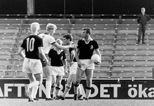 Owe Ohlsson, AIK med bollen