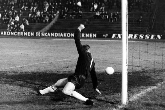 Bollen smiter förbi Ronney Pettersson, målvakt i