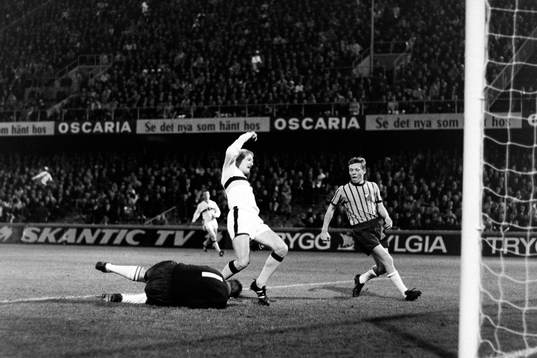 Djurgårdens målvakt Ronney Pettersson med bollen i