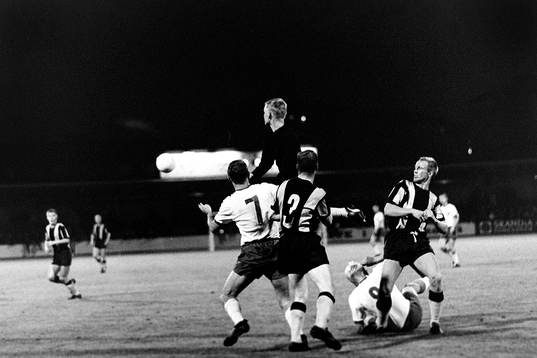 Ronnie Hellström, målvakt i Hammarby i en luftduell