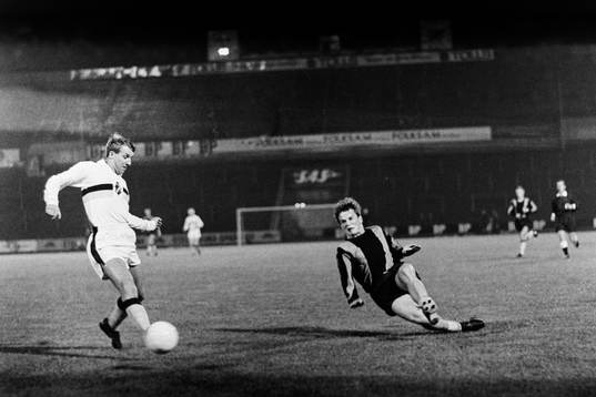 Owe Ohlsson, AIK med bollen utmanas av Rolf Andersson,