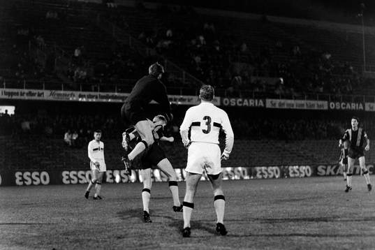 AIK:S målvakt Gunnar Lund i en luftduell