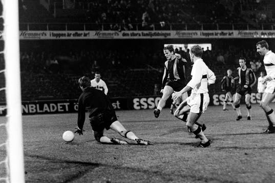 Rolf Andersson, Hammarby framför AIK:s målvakt Gunnar Lund