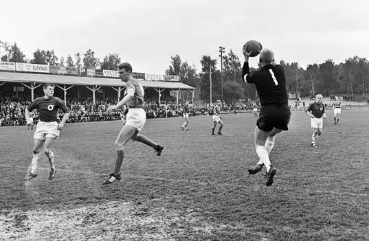 Degerfors målvakt med bollen i säkert förvar
